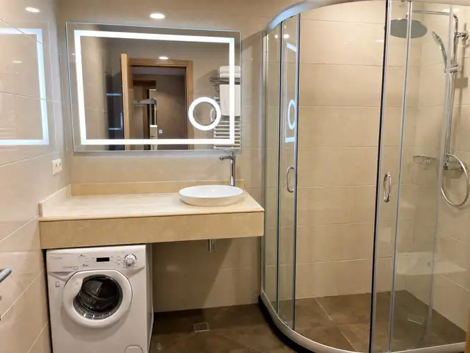 Studio Sea View & Mountain — Bathroom with vessel sink, LED mirror, washing machine and walk-in shower