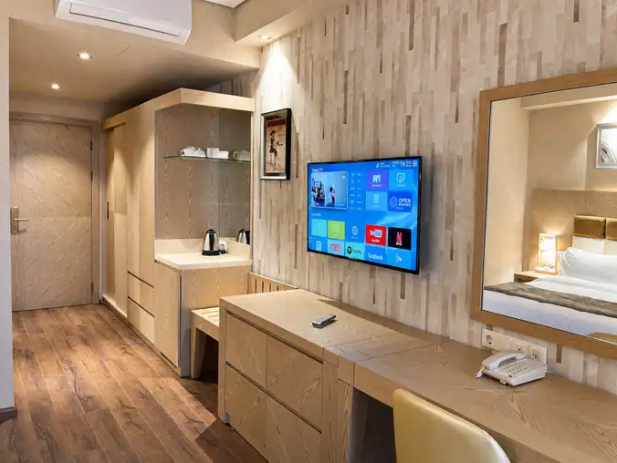 Studio Sea View & Mountain — Hallway with built-in wardrobe, mounted TV and entry to the studio